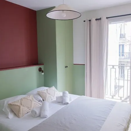 Recently Renovated 3bd Next To Invalides Párizs