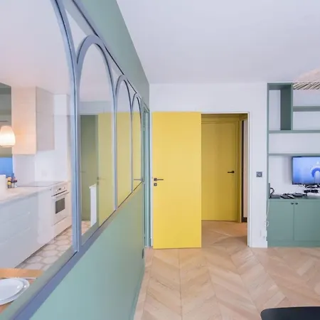 Recently Renovated 3bd Next To Invalides Párizs