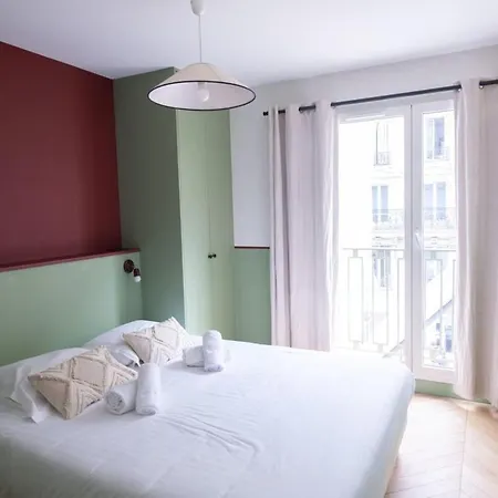 Recently Renovated 3bd Next To Invalides Párizs