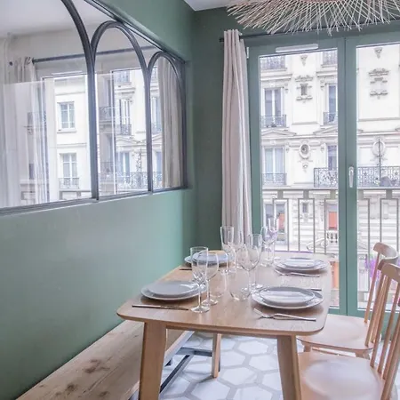 Recently Renovated 3bd Next To Invalides Párizs